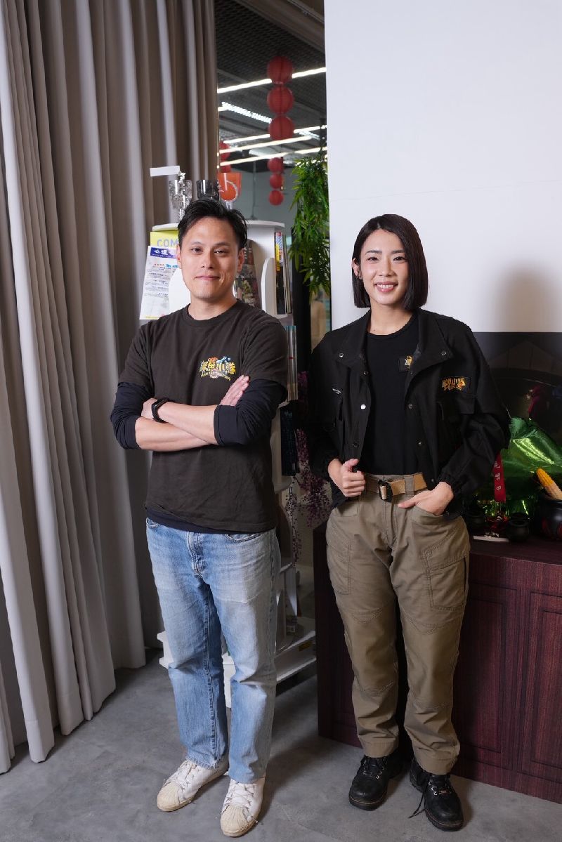 節目「鹹魚小隊」製作人張颿駿（左）與演員林思宇（右）一起受訪，表示節目主要觀眾是10歲到14歲青少年，「但其實裡面的知識涵蓋量不是僅限於小朋友，也希望大人可以知道。」（圖／中央社）