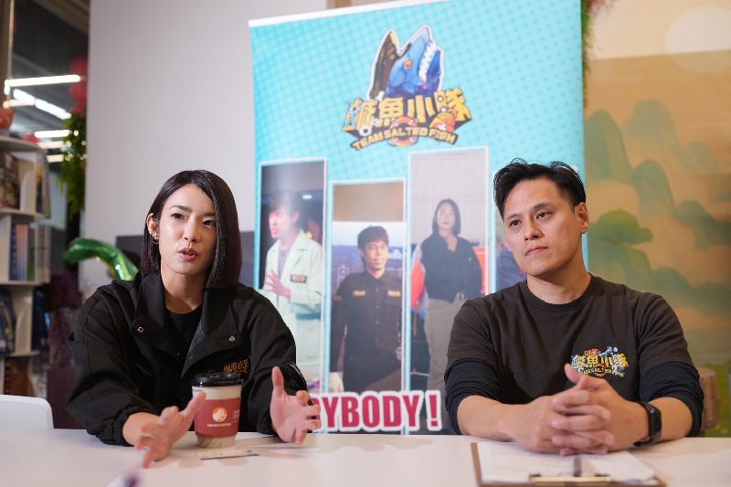 節目「鹹魚小隊」製作人張颿駿（右）與林思宇（宇宙）（左）談到節目主題有捷運隨機傷人事件，2人皆表示當初規劃拍攝時張文事件還沒發生，覺得更有必要向青少年推廣自我保護相關技能。（圖／中央社）