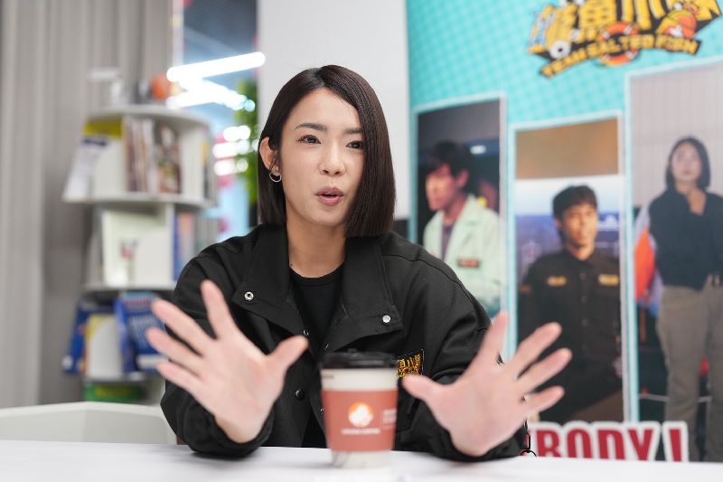 演員林思宇（宇宙）參與主持小公視兒少節目「鹹魚小隊」，跟著小朋友一起上山下海，體驗地震、登山、捷運隨機攻擊、人群踩踏、溪水暴漲等各種緊急狀況。（圖／中央社）