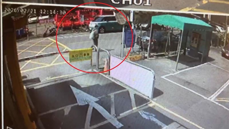 嫌犯一開始穿著厚外套及背包，頭上戴著深色帽子。（圖／翻攝畫面