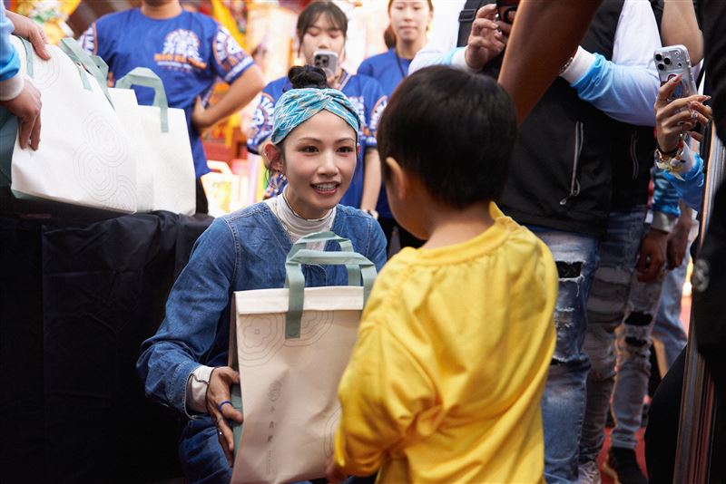 李千娜特別準備紅龜粿，與屏東鄉親結緣。（圖／劇樂蹦娛樂提供）