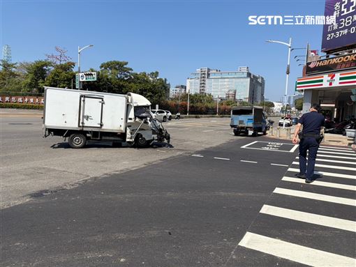 高雄傳追撞意外！貨車頭爛乘客困車內濺血