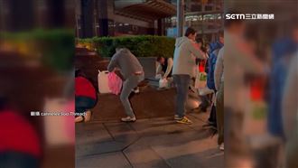 台北101前有發財水　一群人晚間瘋舀水