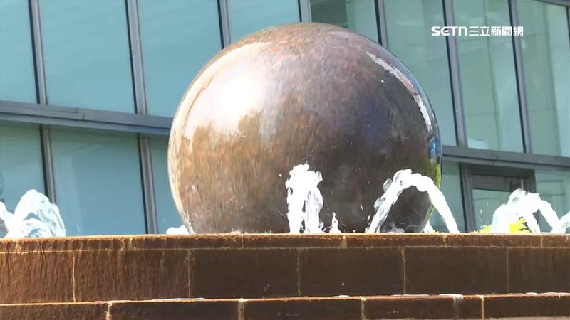 台北101前水池「星月交輝」