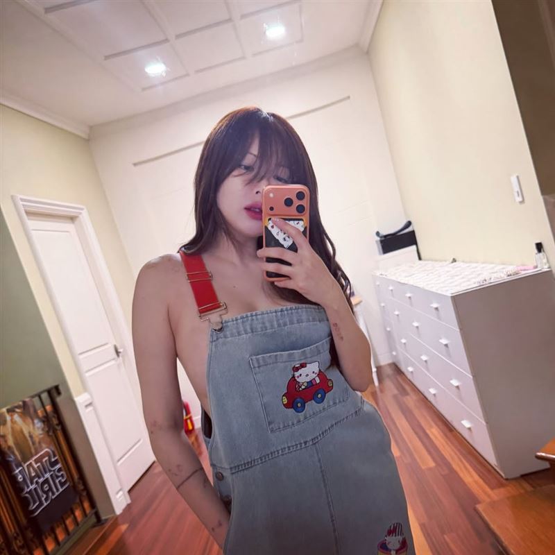 「小野馬」泫雅在IG曬出一系列自拍照，身材超火辣。（圖／翻攝自IG @hyunah_aa）