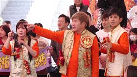 胡瓜（中）喜氣洋洋。（圖／民視提供） 