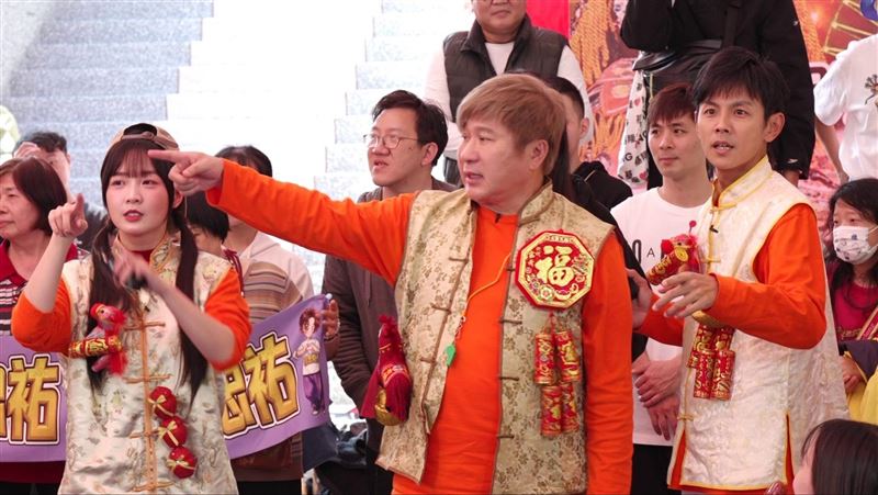 胡瓜（中）喜氣洋洋。（圖／民視提供）