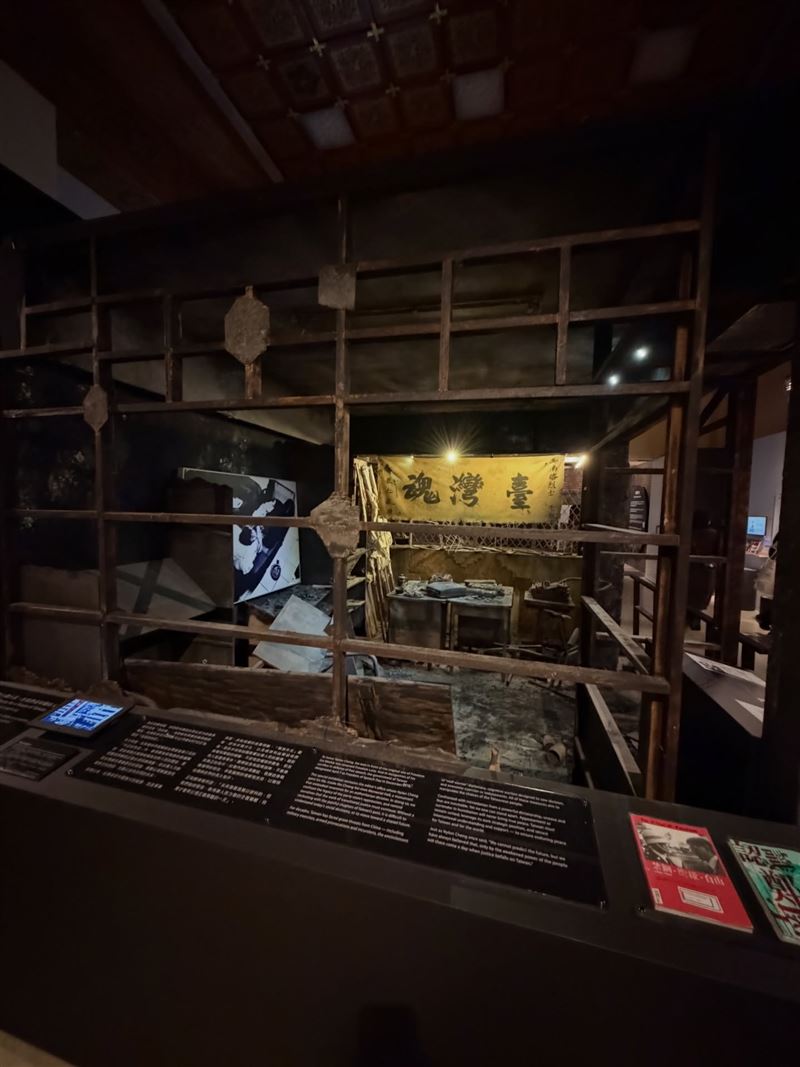 賈永婕到中正紀念堂1樓常設展廳參觀《自由花蕊》展覽。（圖／翻攝自賈永婕的跑跳人生 臉書）