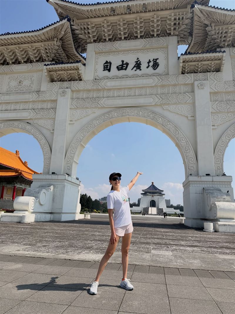 賈永婕到中正紀念堂1樓常設展廳參觀《自由花蕊》展覽。（圖／翻攝自賈永婕的跑跳人生 臉書）