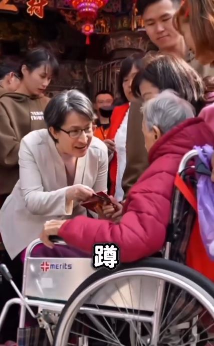 蕭美琴形容，年假期間頻頻蹲下發福袋的動作，猶如練深蹲。（圖／翻攝自Threads @bikhimhsiao）