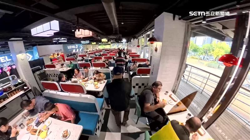 店裡人潮依舊滿滿