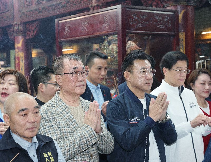 江啟臣李四川太平宮參拜祈福立法院副院長江啟臣（前左3）與台北市副市長李四川（前左2）22日前往新北市新店區的太平宮參拜祈福。中央社記者郭日曉攝　115年2月22日