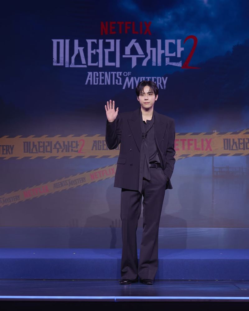 金度勳出席記者會，意外捲入「伸鹹豬手」爭議。（圖／翻攝自IG @netflixkr）