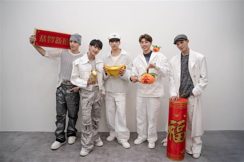 「Ozone」左起哲言、子翔、祖安、文廷、煥鈞。（圖／Hit Fm聯播網提供）