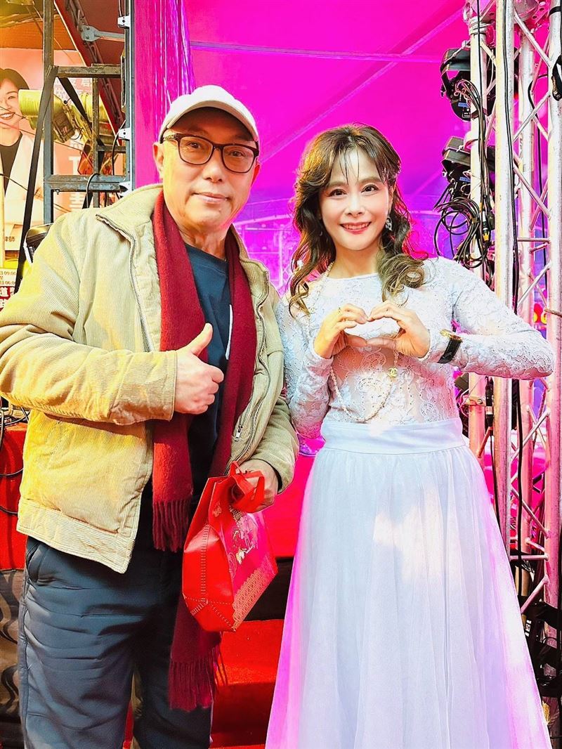 主持人辛甘(右)與鄧安寧導演。(圖/板橋慈惠宮提供)