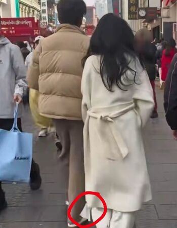 伊能靜忘剪大衣吊牌被網友抓包,遭酸:新時尚還是穿過要退?(圖/翻攝自微博)