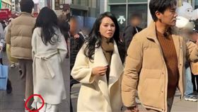 伊能靜陪小10歲老公秦昊逛街，被發現忘剪大衣吊牌。（圖／翻攝自微博）