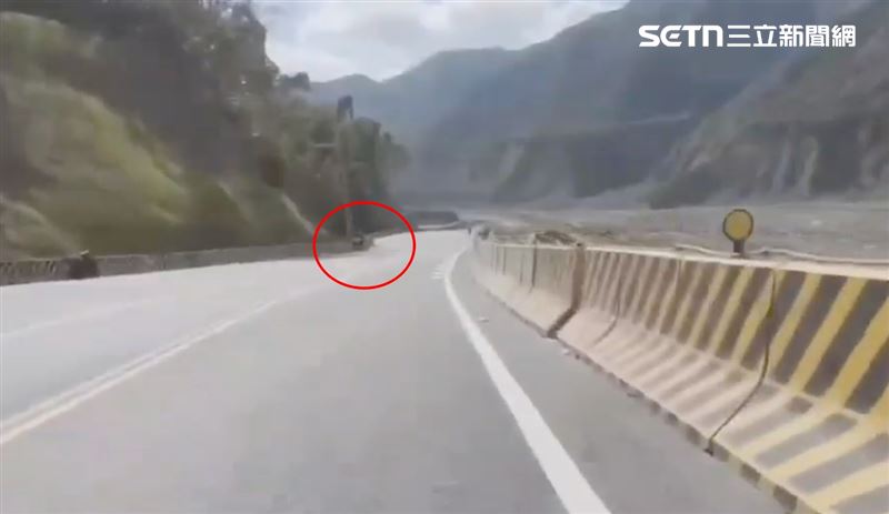 機車失控朝對向車道爆衝，撞上山壁後倒下。（圖／翻攝畫面）