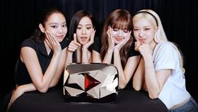 BLACKPINK官方YouTube頻道訂閱數正式突破1億大關，頒發象徵最高榮耀的「紅鑽創作者獎」。（圖／翻攝自IG @blackpinkofficial）