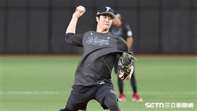 WBC台灣隊第2階段集訓，旅日投手張峻瑋進行戰術演練。（圖／記者劉彥池攝影）