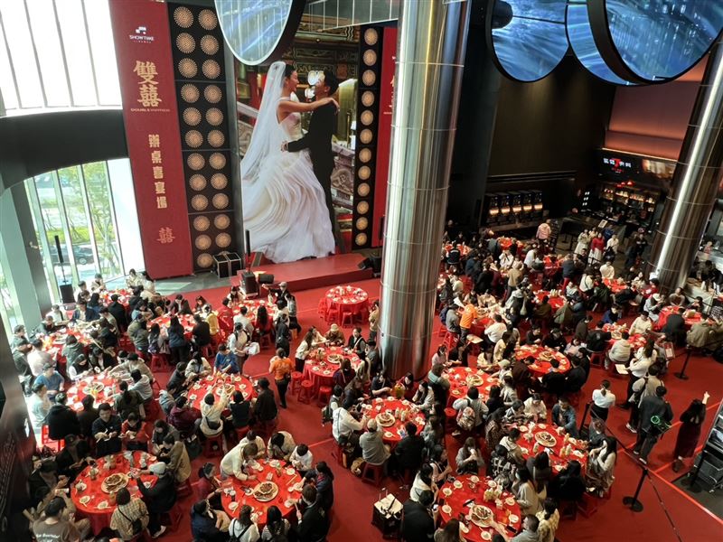 大巨蛋秀泰影城全台首創「電影院辦桌」現場席開28桌，280位影迷變身婚宴賓客。（圖／秀泰影城提供）