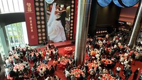 大巨蛋秀泰影城全台首創「電影院辦桌」現場席開28桌，280位影迷變身婚宴賓客。（圖／秀泰影城提供） 