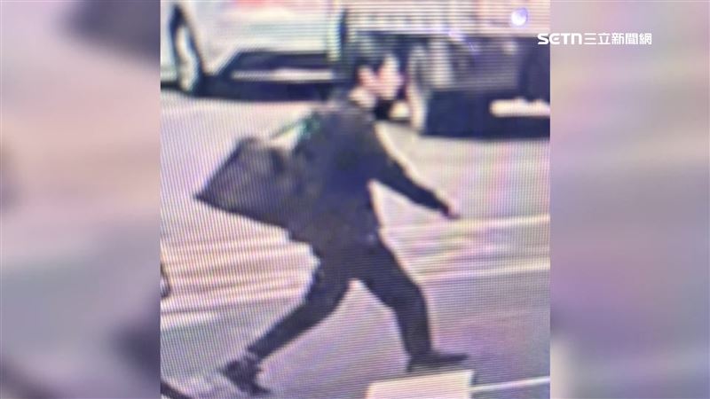 男子過馬路時從包包中拿出10公分長的水果刀，在北車附近閒晃，「容貌」曝光