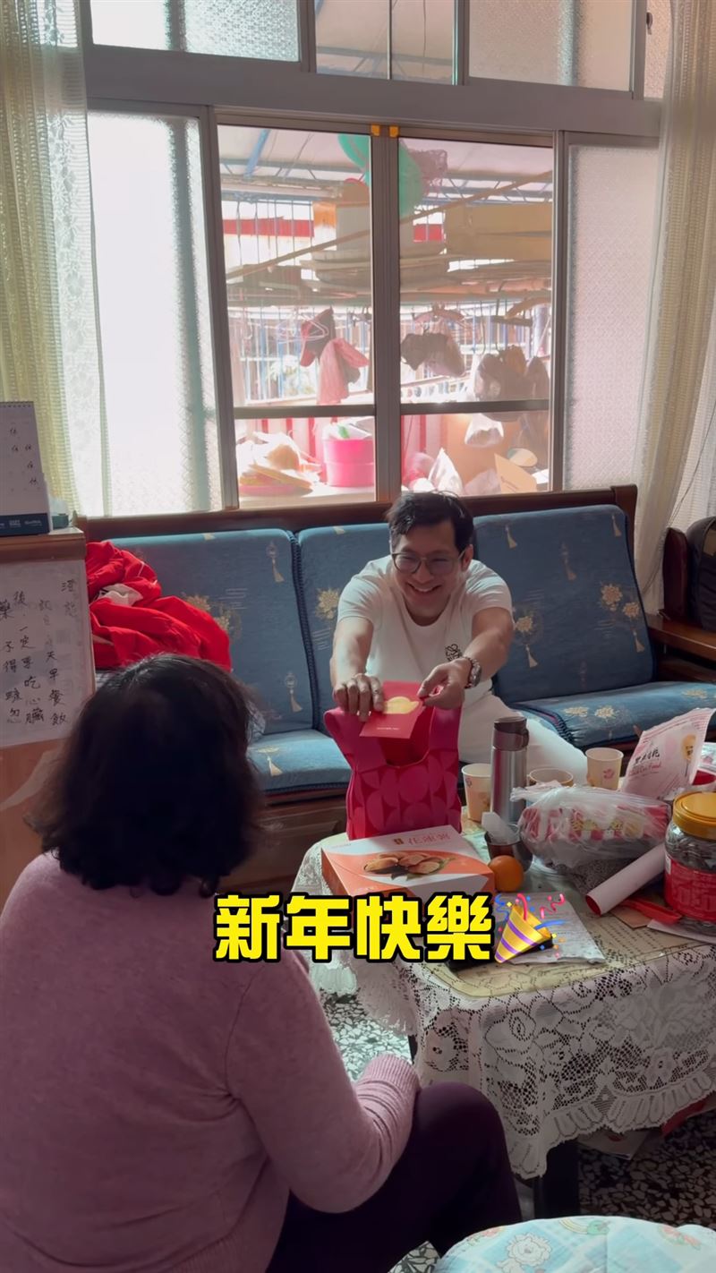 逸祥、香蕉暖心拜訪山豬老家,並為其雙親準備紅包。(圖/翻攝自逸祥臉書)