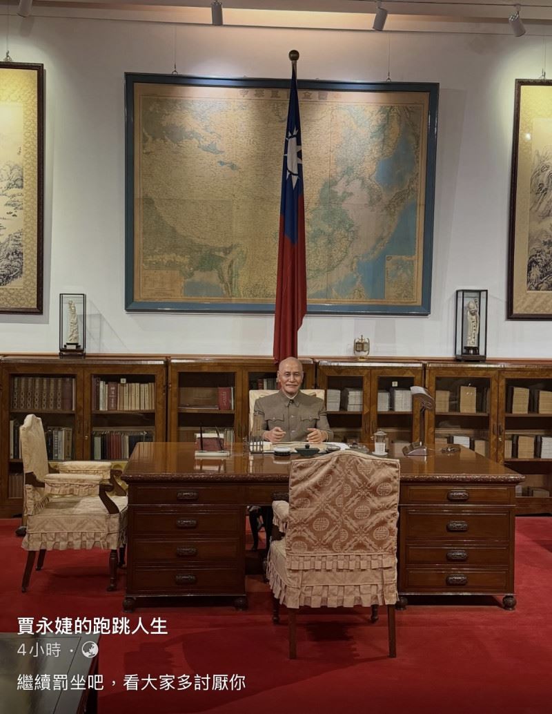 賈永婕看著蔣中正蠟像,直言「繼續罰坐吧,看大家多討厭你」。(圖/翻攝自賈永婕臉書)