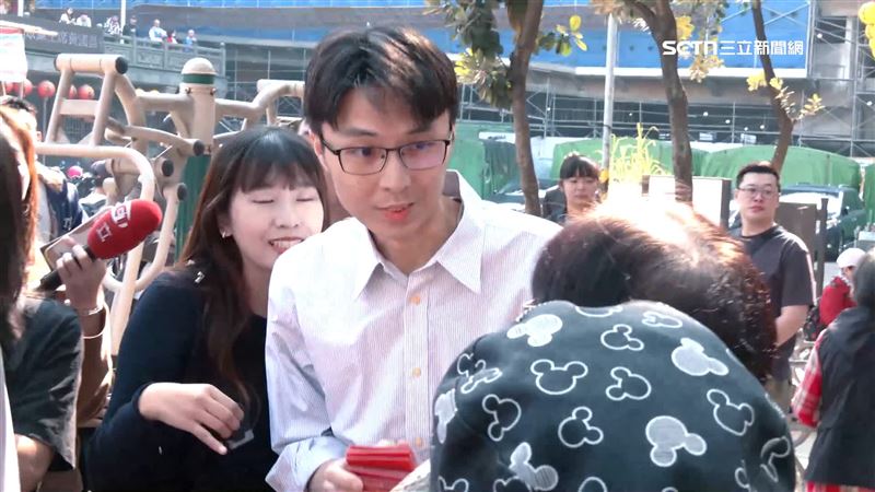 拜廟發紅包，陳彥廷難掩羞澀