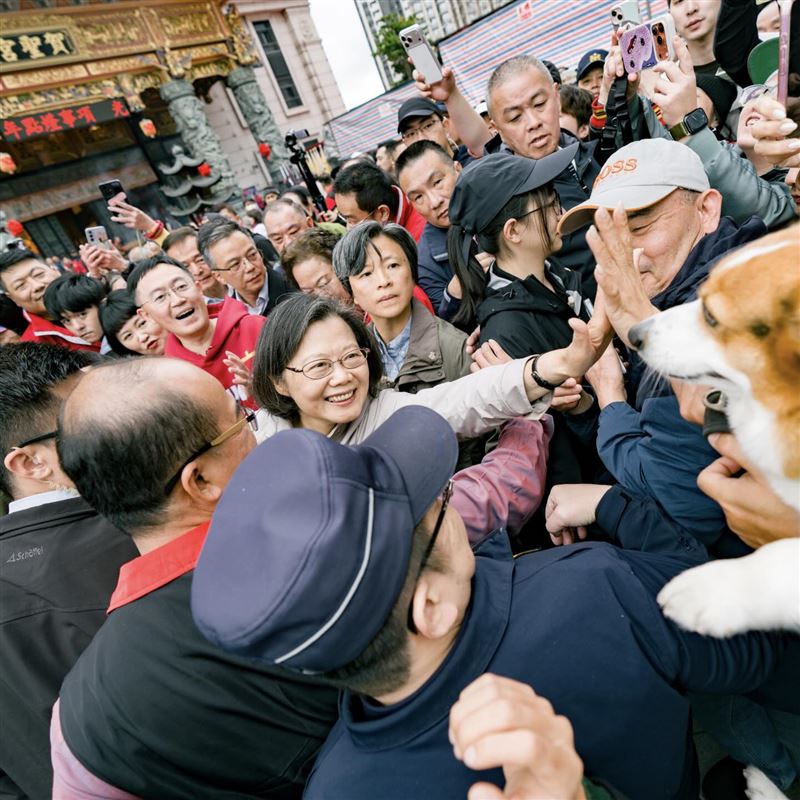 前總統蔡英文卸任後魅力不減，春節期間所到之處萬人空巷，很受民眾愛戴。（圖／翻攝自Threads）