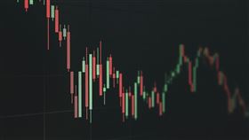 對於川普將全球關稅由10%提高至15%，會怎麼影響週一台股開盤，網友大多認為，最後可能都會TACO，如果拉回就是進場的好時機，圖為示意圖。（翻攝自Unsplash圖庫）