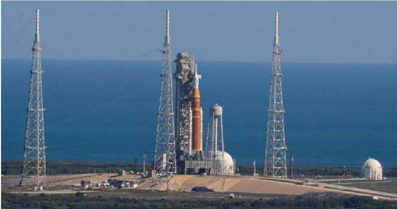 搭載獵戶座太空船的阿提米絲二號太空發射系統（SLS）火箭位於移動發射架上。（圖／達志／美聯社）