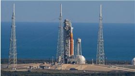 搭載獵戶座太空船的阿提米絲二號太空發射系統（SLS）火箭位於移動發射架上。（圖／達志／美聯社）