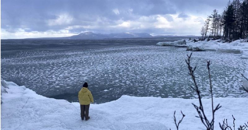 1輛載有中國遊客的旅遊巴士在俄羅斯西伯利亞的貝加爾湖（Lake Baikal）冰面上行駛時墜入冰層裂縫，造成8人死亡。（示意圖／達志／美聯社）