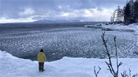 1輛載有中國遊客的旅遊巴士在俄羅斯西伯利亞的貝加爾湖（Lake Baikal）冰面上行駛時墜入冰層裂縫，造成8人死亡。（示意圖／達志／美聯社）