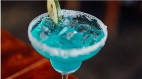 仙氣調酒暗藏危機，喝下肚小心「胃穿孔」！急診醫示警：最慘喪命。（示意圖／Pixabay）