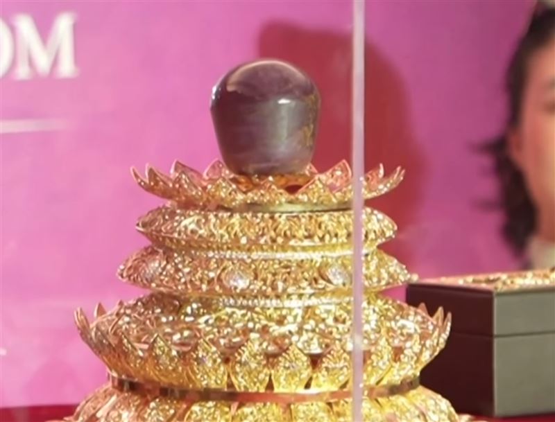 斯里蘭卡挖出一顆重達3,563克拉、極罕見的「紫星青金石（Purple Star Sapphire）」。（翻攝自YouTube頻道@metrotvnews）