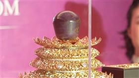 斯里蘭卡挖出一顆重達3,563克拉、極罕見的「紫星青金石（Purple Star Sapphire）」。（翻攝自YouTube頻道@metrotvnews）