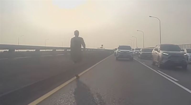 吳男下車後於橋上詭異徘徊。（圖／YouTube頻道「WoWtchout－地圖型行車影像分享平台」）