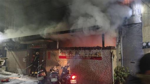 基隆里長辦公室大火！濃煙狂竄驚險畫面曝