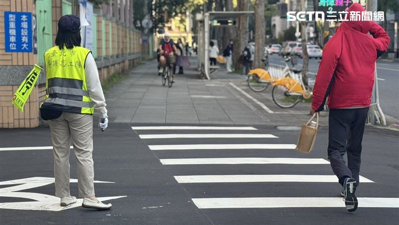 導護志工協助指引學生安全通過馬路。（圖／記者柯美儀攝影）