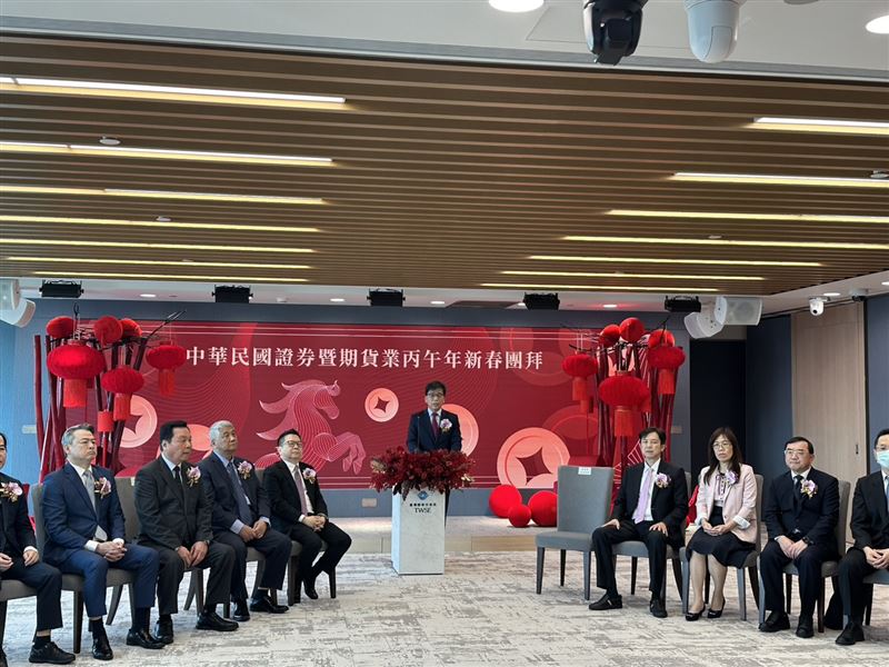 台股馬年開市首日強勢開紅盤，大盤開盤一度大漲333點，衝上33940.92點，市場氣氛明顯升溫。（圖／記者余國棟攝影）