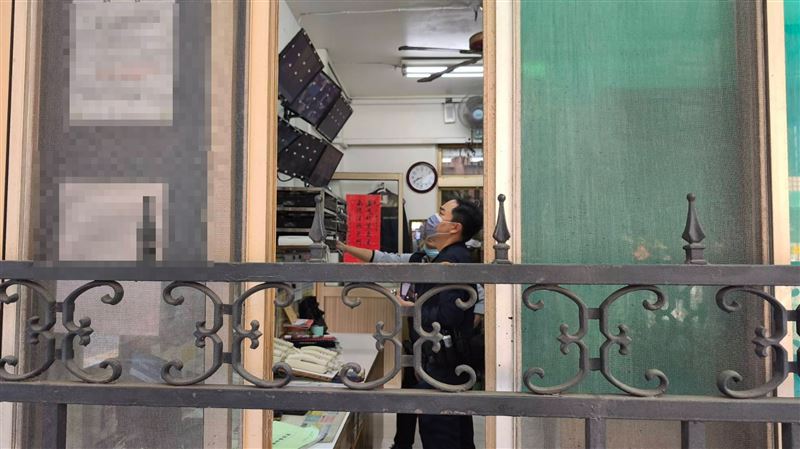 警方獲報到場調閱監視器。（圖／記者莊淇鈞攝影）