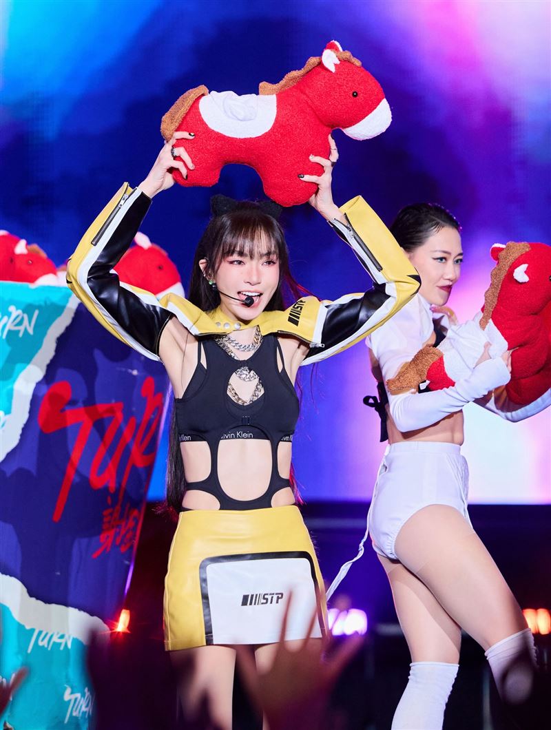 謝金燕年前受邀鴻海尾牙擔任壓軸演出。（圖／翻攝自JeannieHsieh謝金燕___bbb臉書）