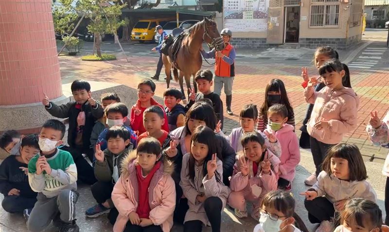 馬年開學日，大甲警分局牽帥氣駿馬護童，讓小朋友相當驚喜。(圖／翻攝畫面)