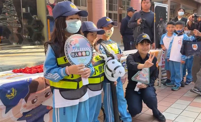 開學第1天，外埔國小的小朋友穿上特製背心，化身帥氣小騎警。(圖／翻攝畫面)