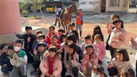  開學日！ 台中警牽帥氣駿馬護童 小朋友驚喜，大甲，外埔(圖／翻攝畫面)