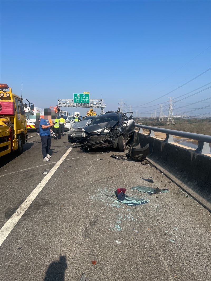 3台轎車遭受高速撞擊，車體嚴重扭曲變形。(圖／翻攝畫面)