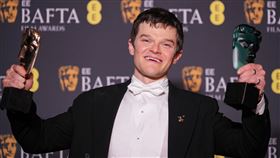 羅伯特·阿拉馬約（Robert Aramayo）憑藉電影《I Swear》爆冷奪下BAFTA電影獎最佳男主角。（圖／美聯社／達志影像）